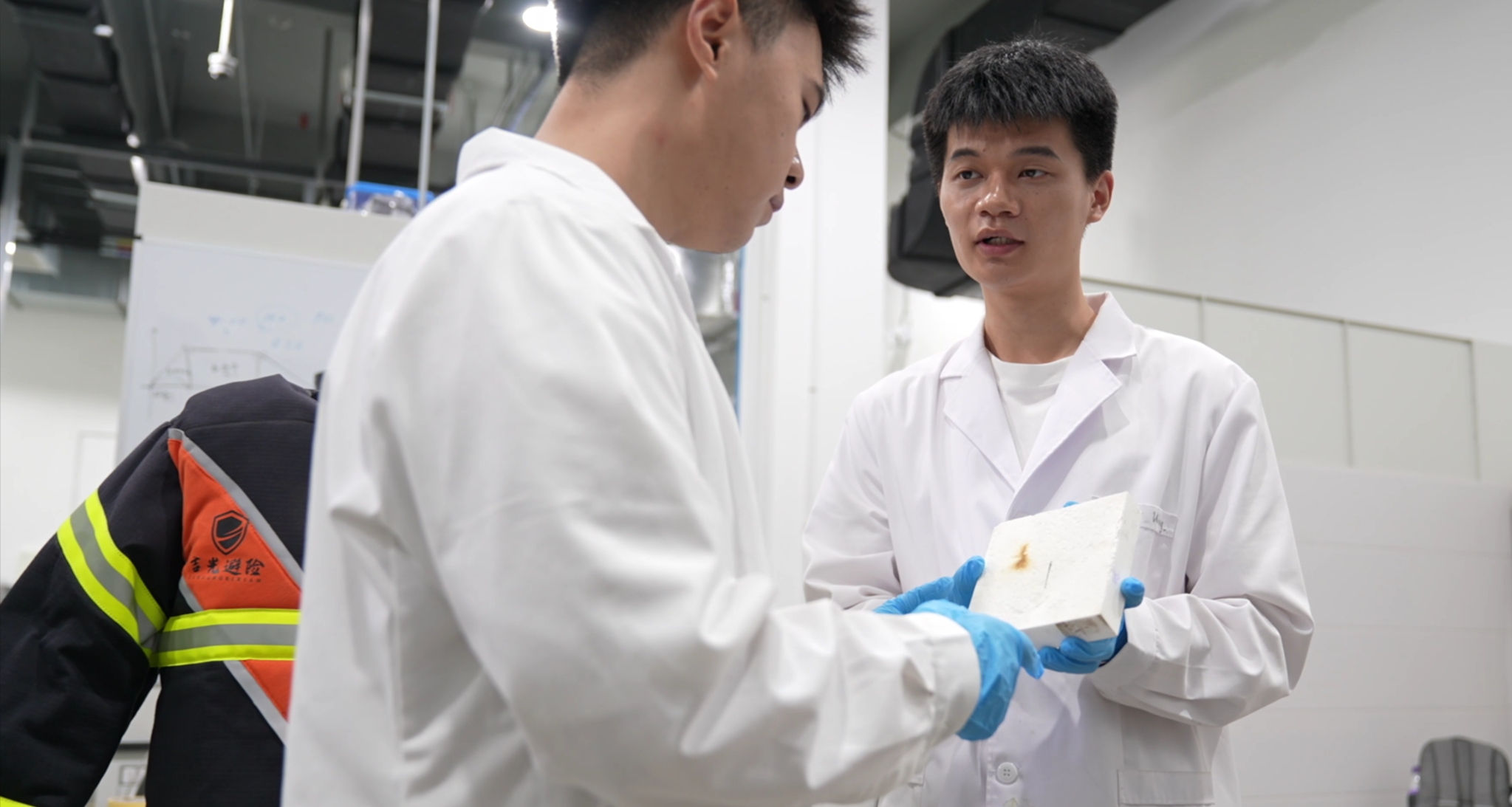 【中国科学报】从神话中汲取灵感—— 他们研发的防护服“沉不了”“烧不焦”