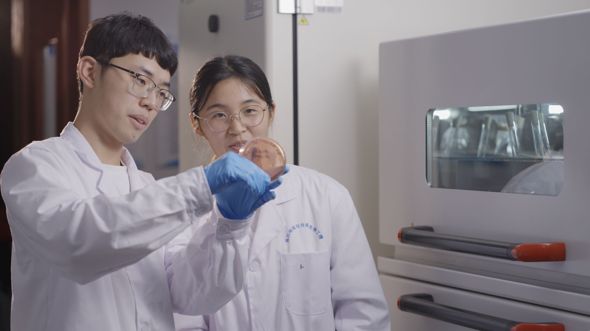 【中国教育报】管理重心下移的发展追寻 ——米乐官方网页版深化内部治理体系改革纪实