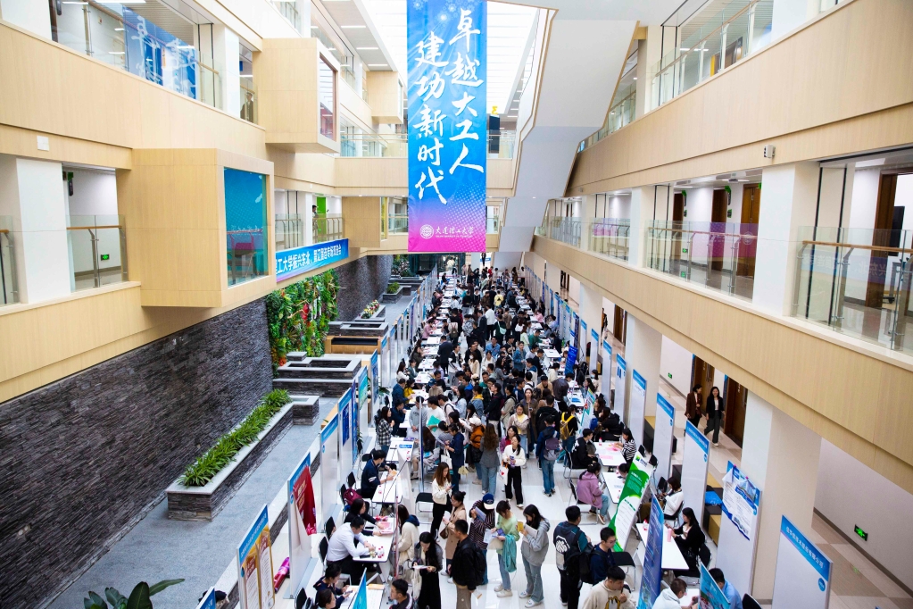 学校为毕业生举办2023年振兴东北、留辽留连专场双选会