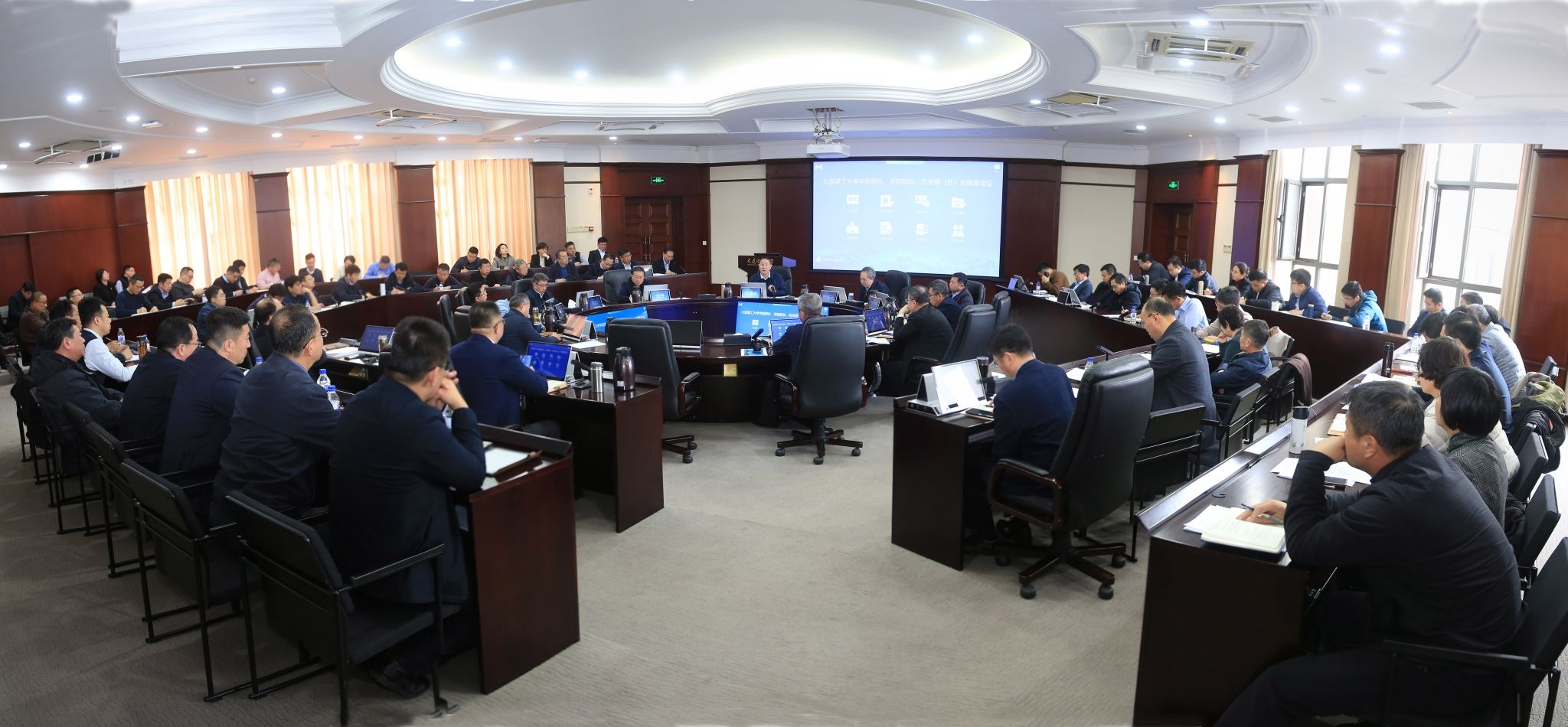 【锻造新优势】学校召开党群工作会议和学部部长、学院院长、机关部（处）长联席会议