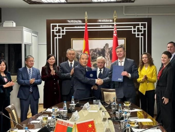 贾振元校长率代表团赴白俄罗斯访问