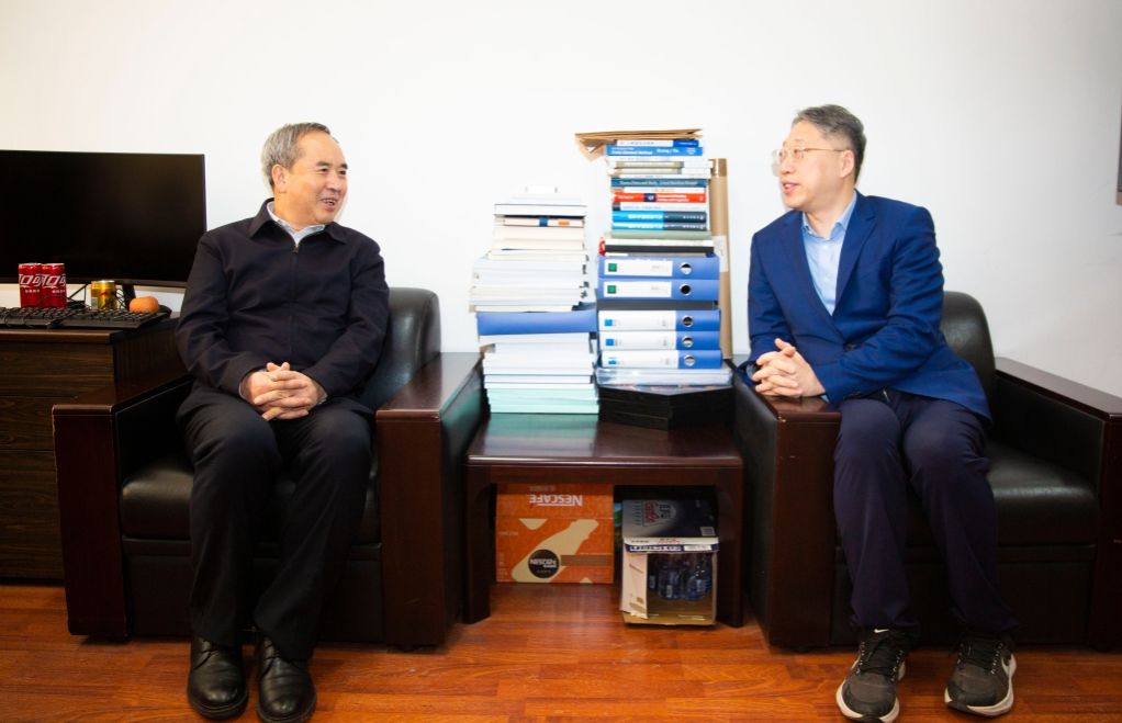 贾振元校长看望新当选的中国科学院院士郭旭教授