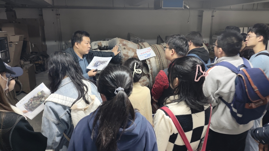 【学在大工】把“战斗机”开进课堂  校史档案资源变身“生动”教材